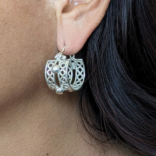 Toliara- Hinge hoop earrings