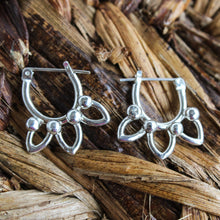Load image into Gallery viewer, Amina- Hinge catch earrings