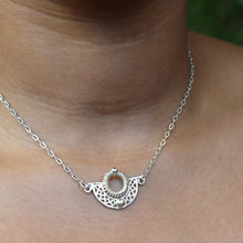 Load image into Gallery viewer, Sarrounia- Flight necklace